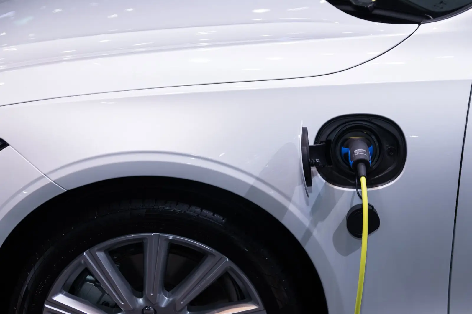Ladekabel steckt in der Ladebuchse eines weißen Elektroautos