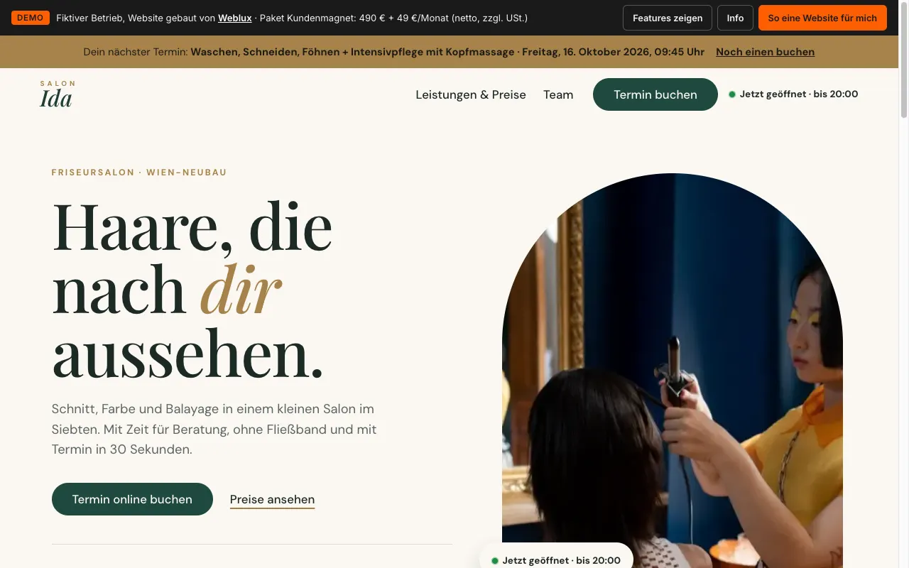 Startseite der Demo-Website Salon Ida mit grünem Altbau-Salon und goldenem Spiegel